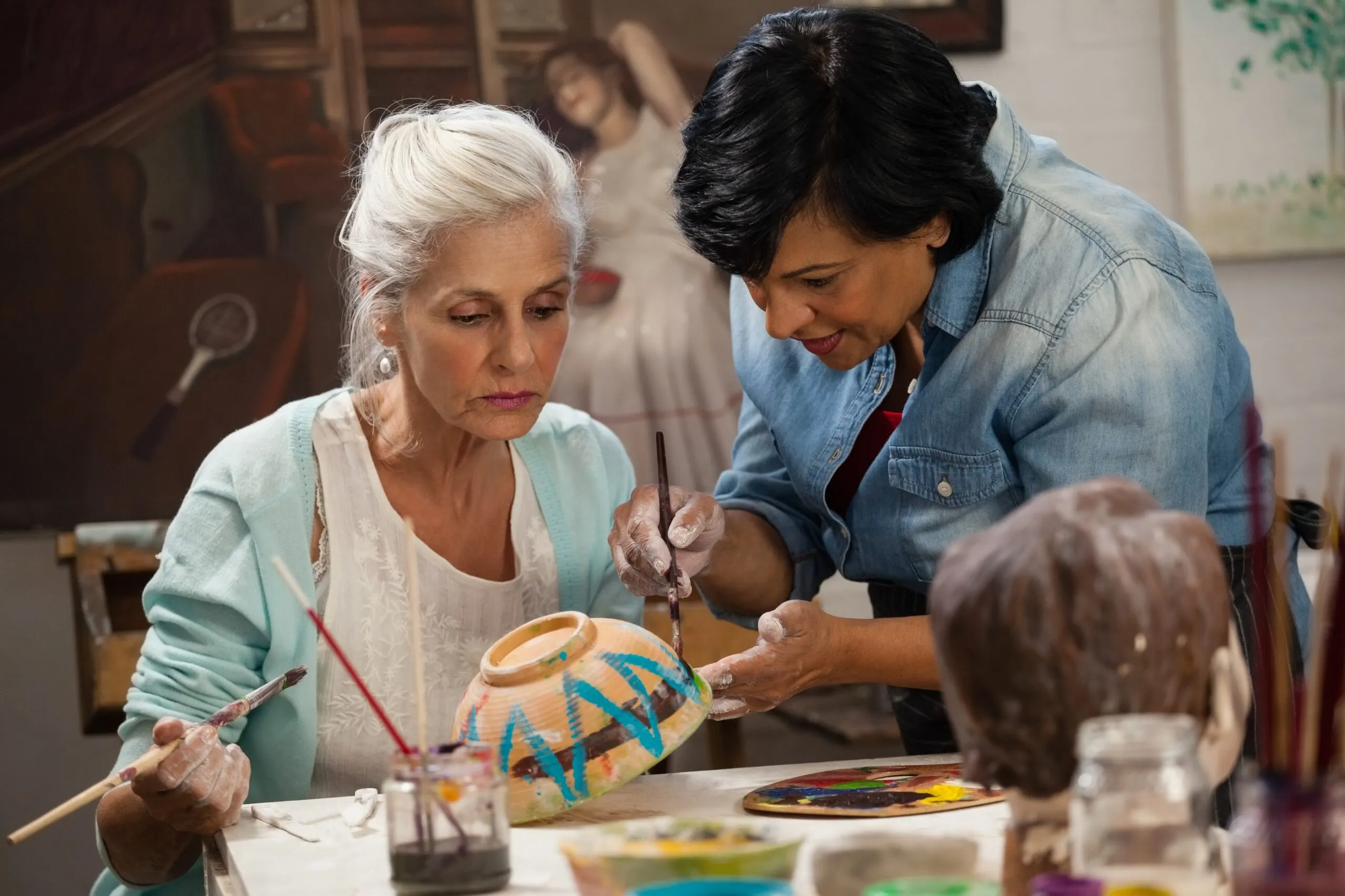 Een dame die meedoet met een schilderles