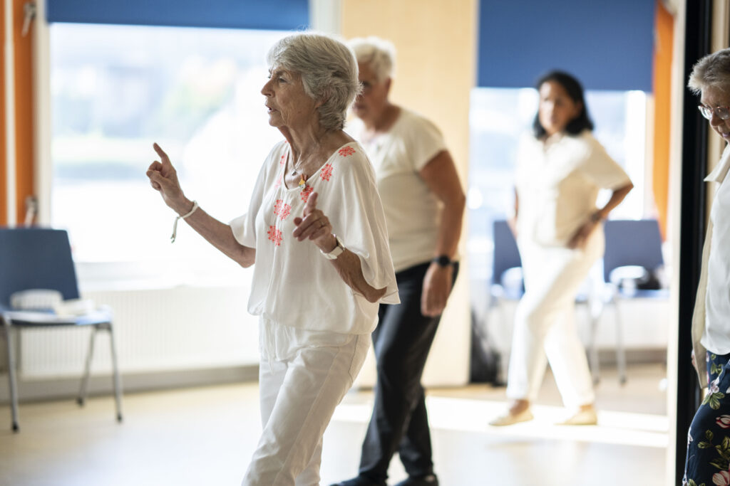 Ouderen die linedancen