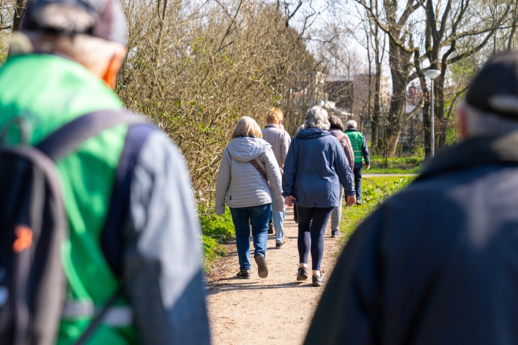 Wandelende ouderen door de natuur