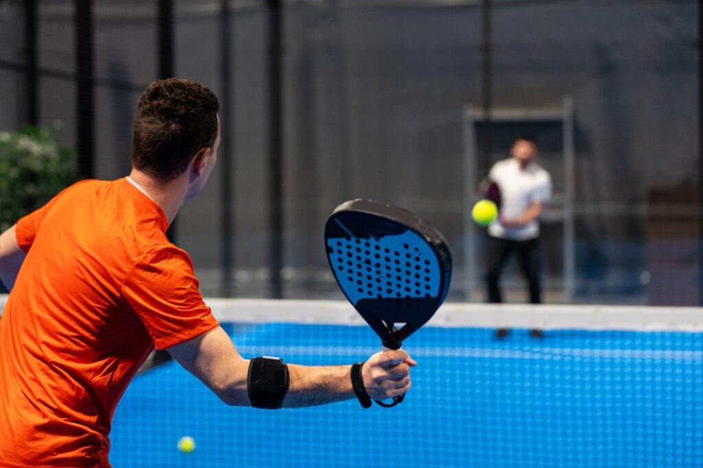 Twee mannen die een potje padel spelen via de SBG app