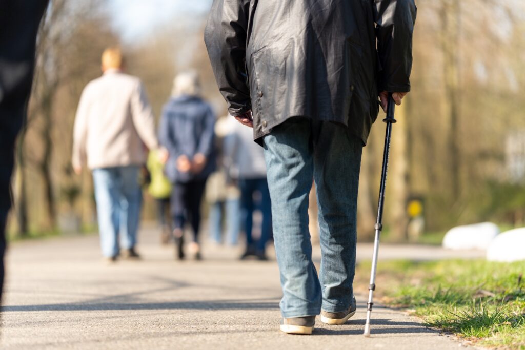 Wandelende man met stok ter ondersteuning