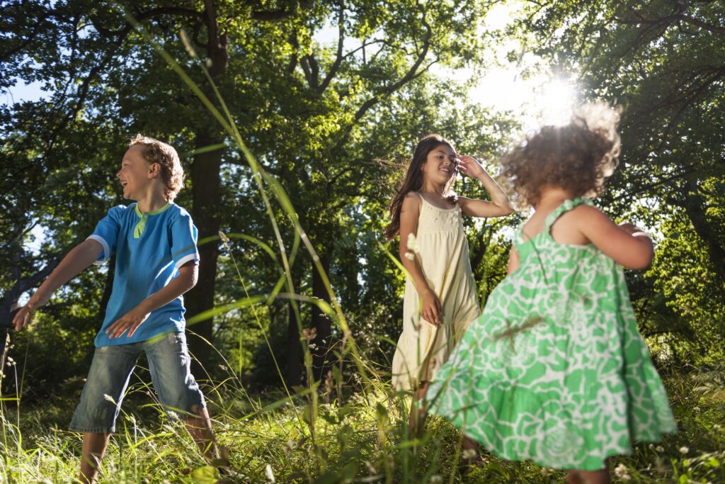 Kinderen die in de natuur aan het spelen zijn
