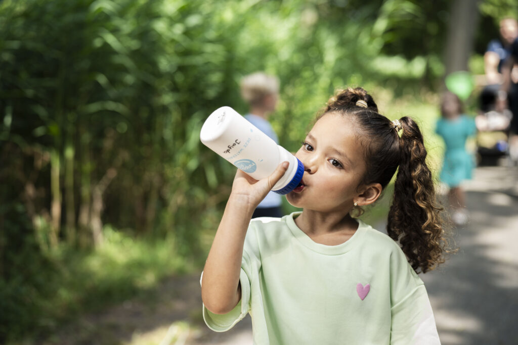 Meisje dat water drinkt uit een bidon van Happy Fit